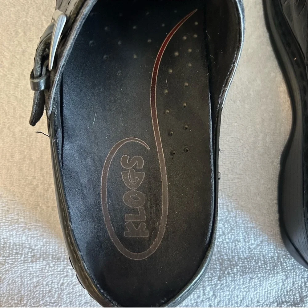 Klogs Women's Black Patterned Slip-On Clogs - Picture 5 of 8